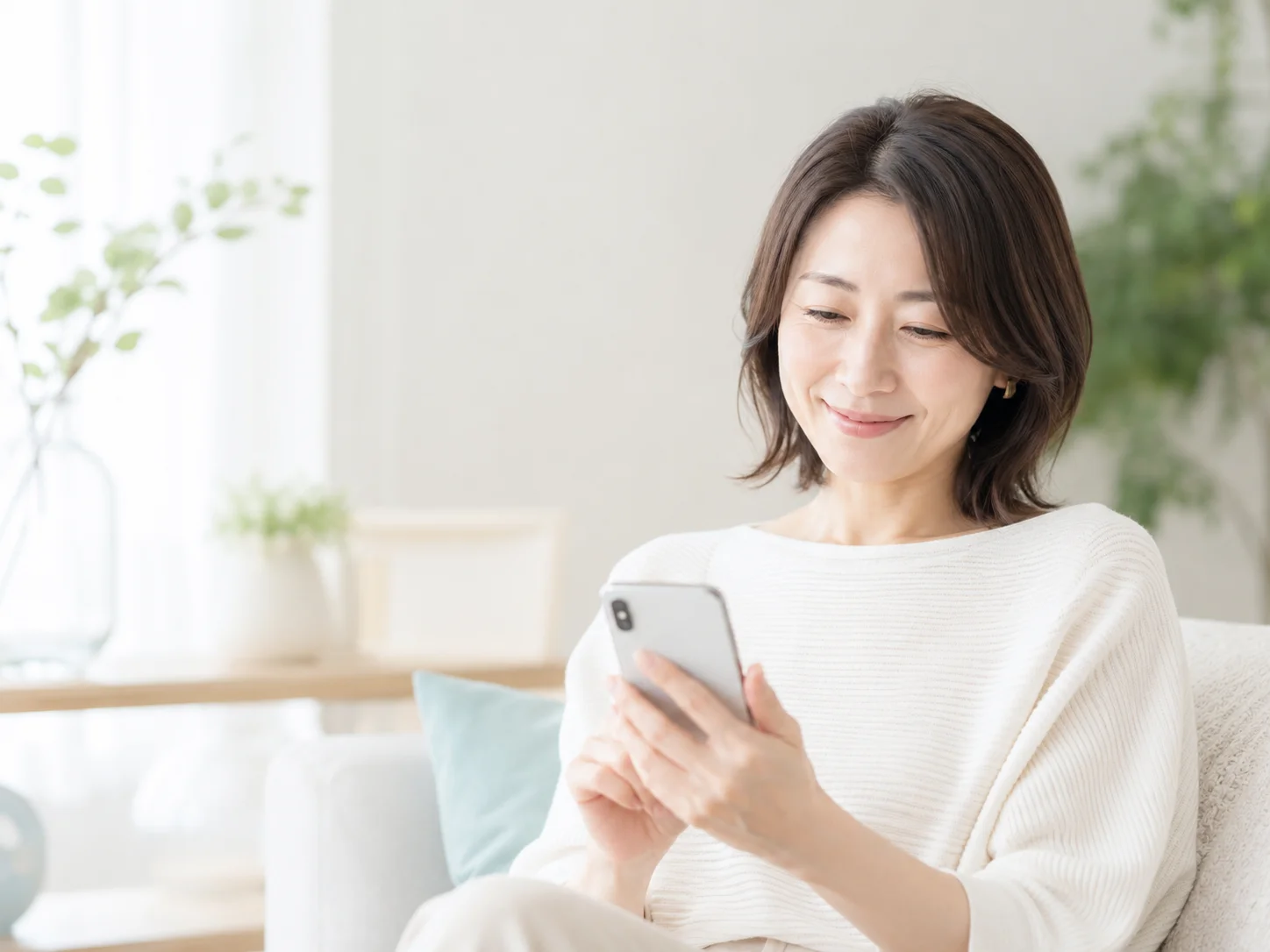 スマホを持つやさしい女性イラスト